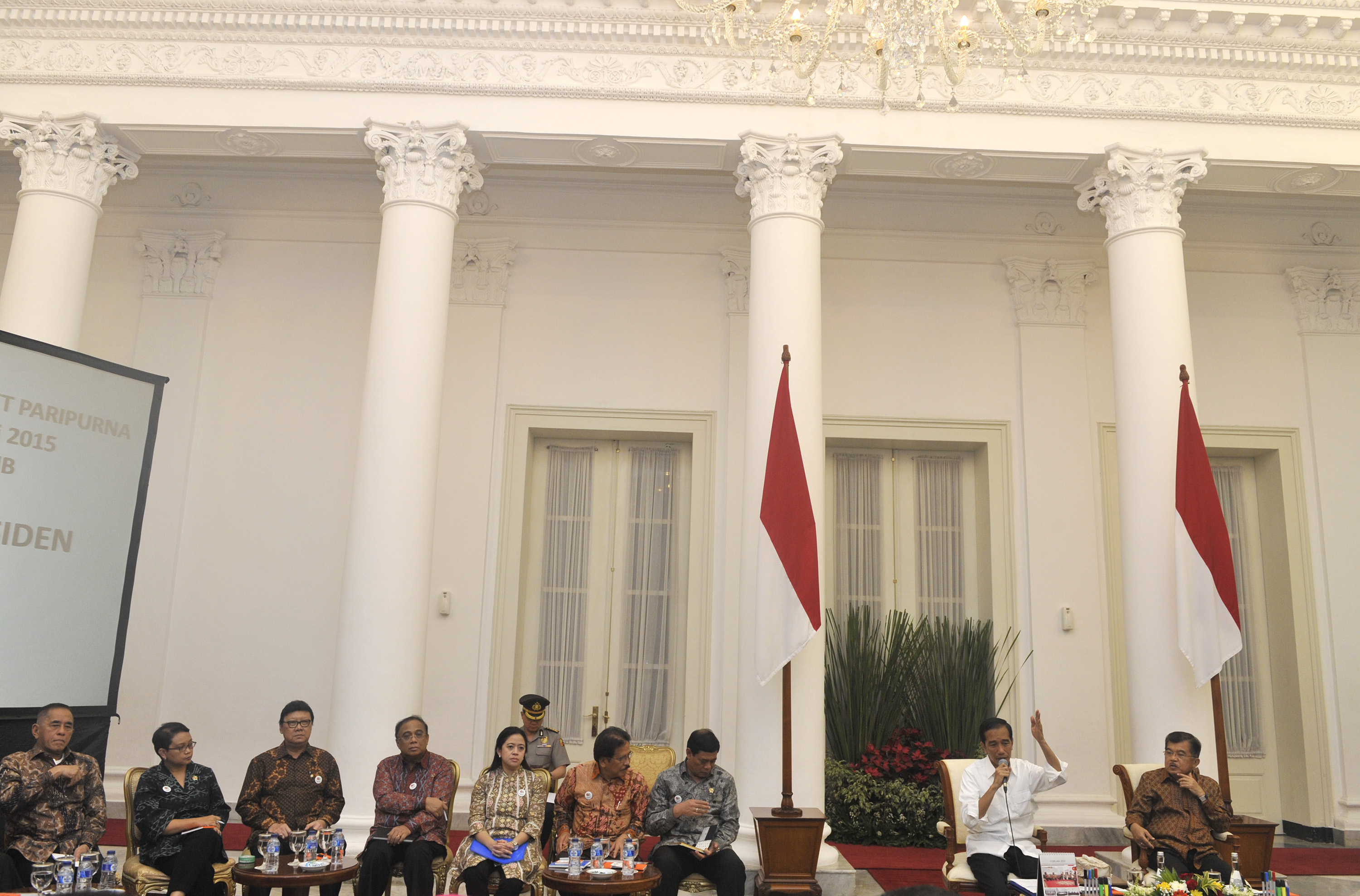 Presiden Joko Widodo (kedua kanan) didampingi Wapres Jusuf Kalla (kanan) memimpin Sidang Kabinet Paripurna di Istana Bogor, Jawa Barat, Senin (16/2).