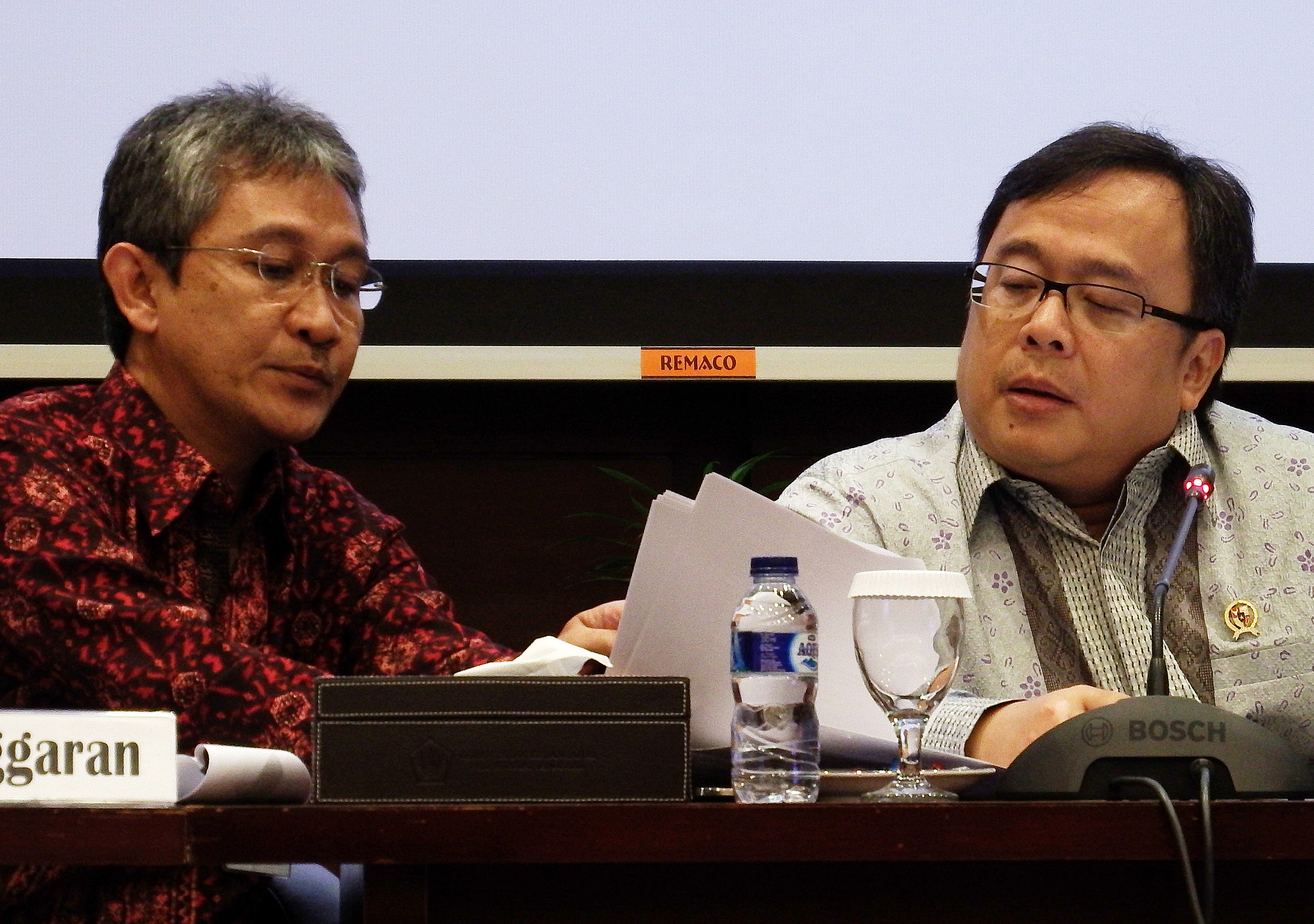 Menteri Keuangan Bambang Brodjonegoro (kanan) berbincang dengan Direktur Jenderal Anggaran Kementerian Keuangan Askolani saat jumpa pers di kantor Kementerian Keuangan, Jakarta Pusat, Selasa (17/2).