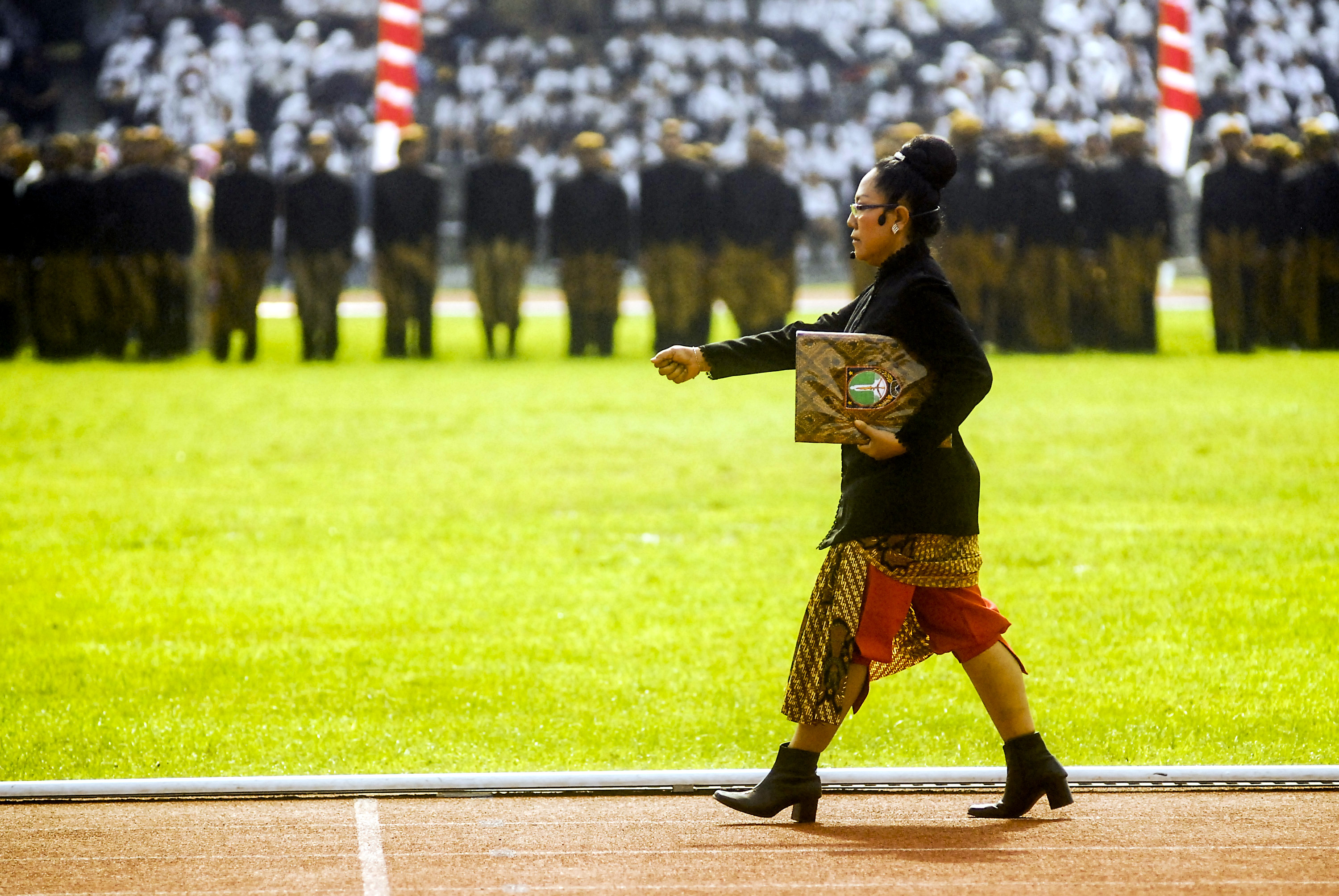 Petugas membawa naskah Pembukaan UUD 1945 pada upacara peringatan Hari Jadi Kota Solo ke-270 di Stadion Sriwedari, Solo, Jateng, Selasa (17/2).