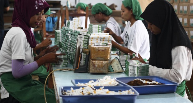 Industri-Kretek-Rumahan-101114-AFA-3-620x330