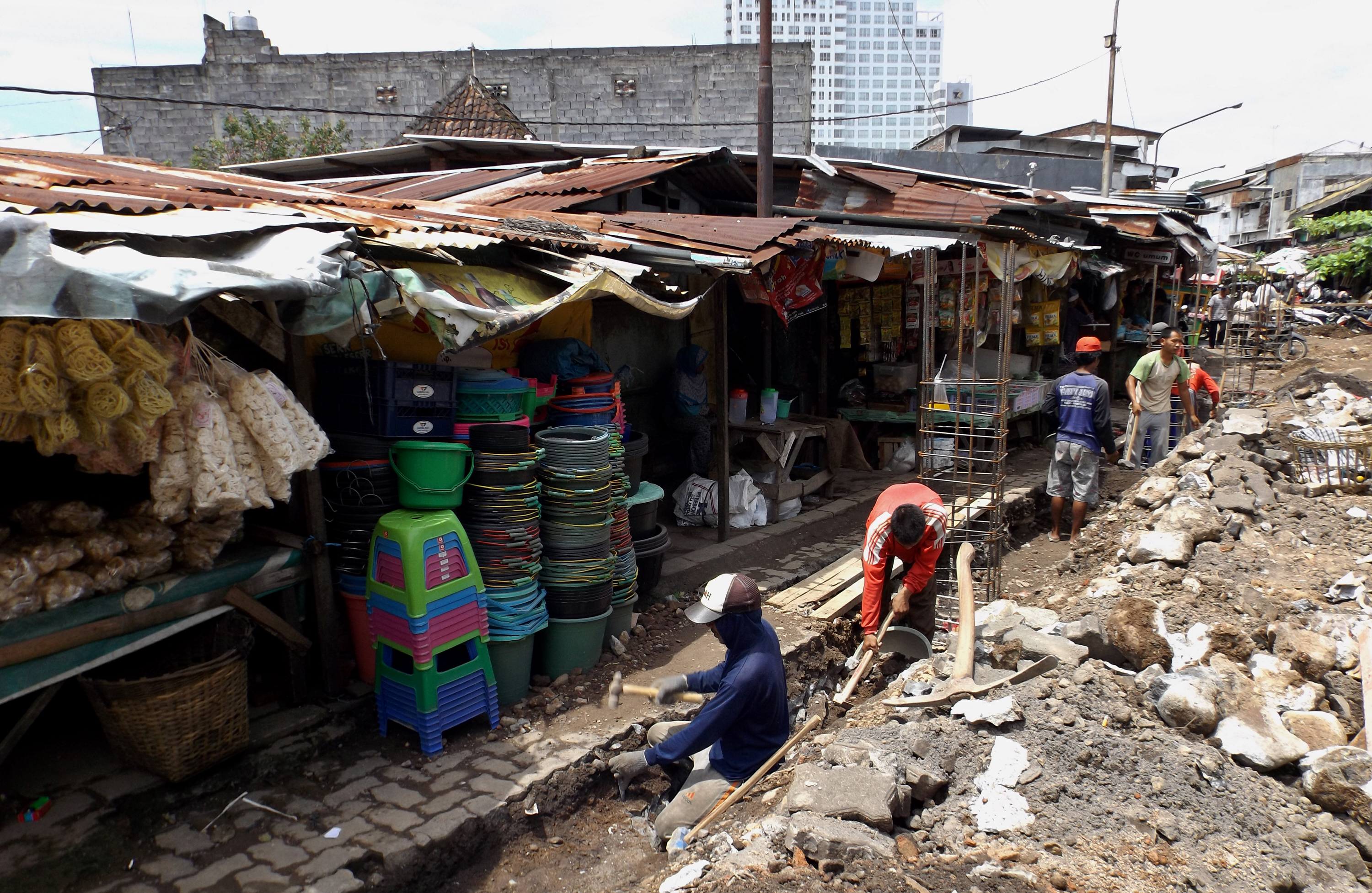 Pekerja menyelesaikan pembuatan pondasi tambahan pada proyek revitalisasi Pasar Peterongan Semarang, Jateng, Selasa (3/3).