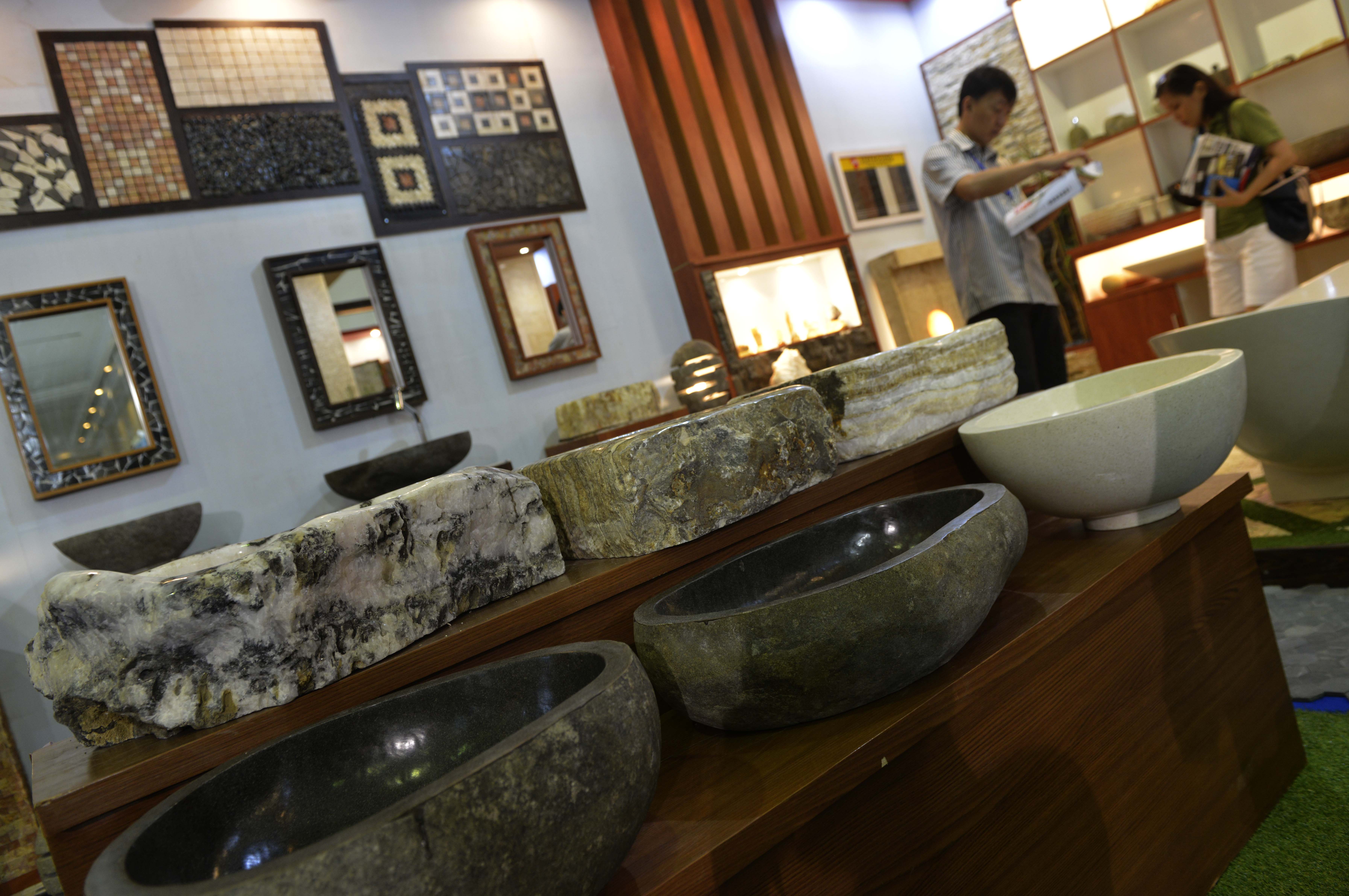 Pengunjung mengamati produk dalam Pameran Keramika 2015 di Jakarta, Kamis (19/3).