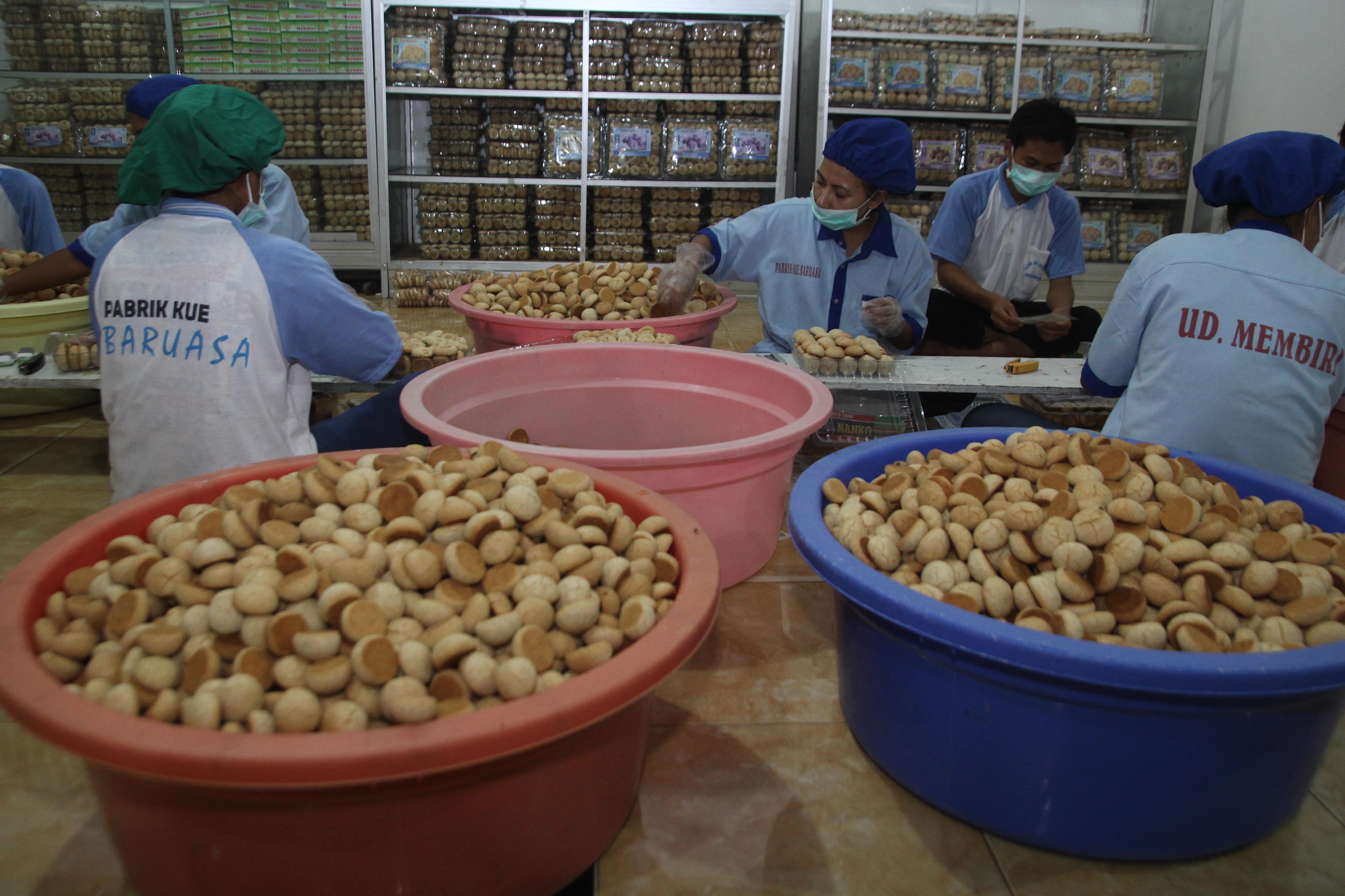 Sejumlah pekerja mengemas kue tradisional Baruasa di Industri rumahan Puwatuu, Kendari, Sulawesi Tenggara, (19/3)
