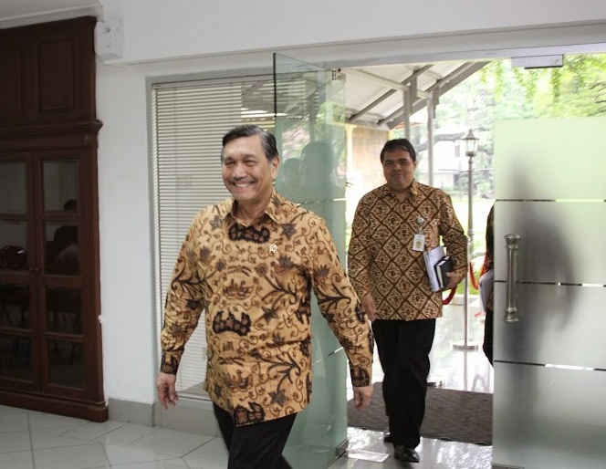 Luhut Panjaitan memasuki ruang rapat bersama deputi baru yang baru dilantik