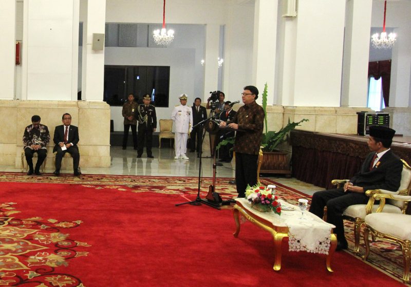 Menteri Dalam Negeri Cahyo Kumolo Saat membacakan Pemenang Daerah Otonomi di Istana Negara 28 April 2015