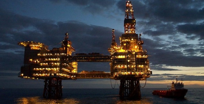 Oil-Platform-1-factsnotfantasy.blogspot.com_-700x357
