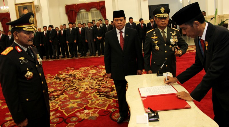 Presiden Joko Widodo Turut Menandatangani Persetujuan Kapolri Badrodin Haiti di Istana Negara Jumat 17 April 2015
