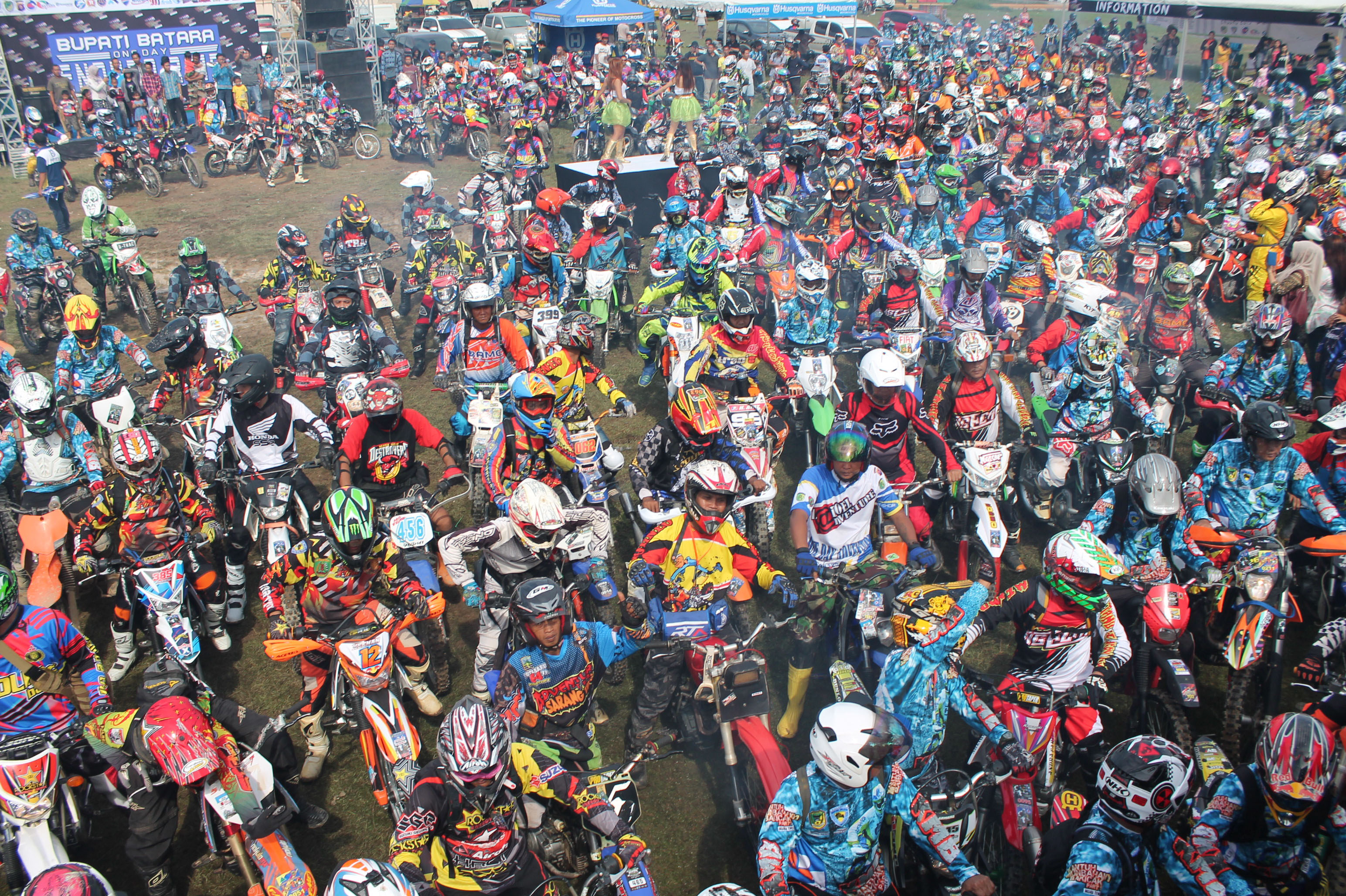 Peserta mengikuti adventure trail wisata