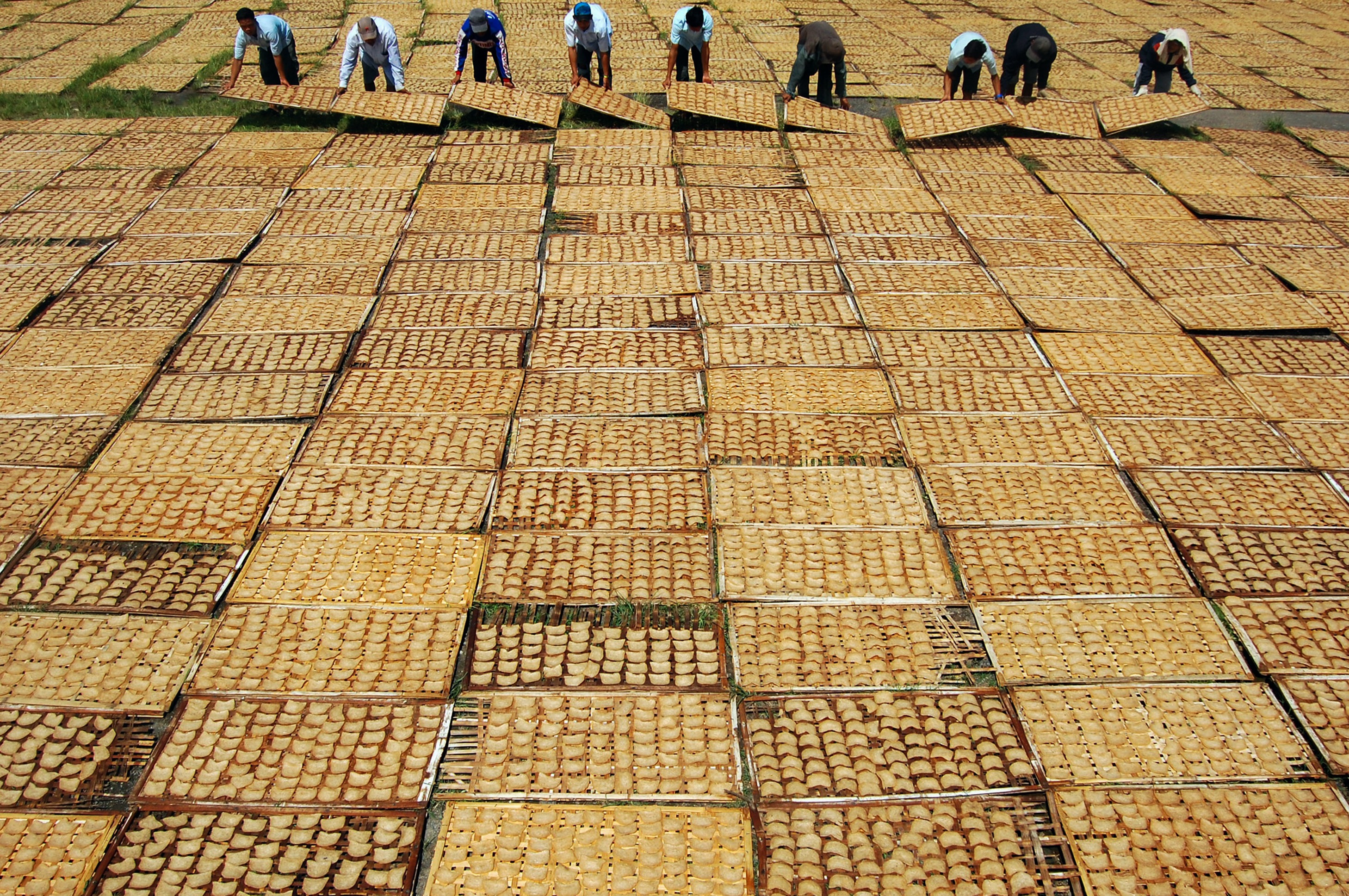 Sejumlah pekerja menjemur kerupuk puli di sebuah industri kerupuk rumahan di Si