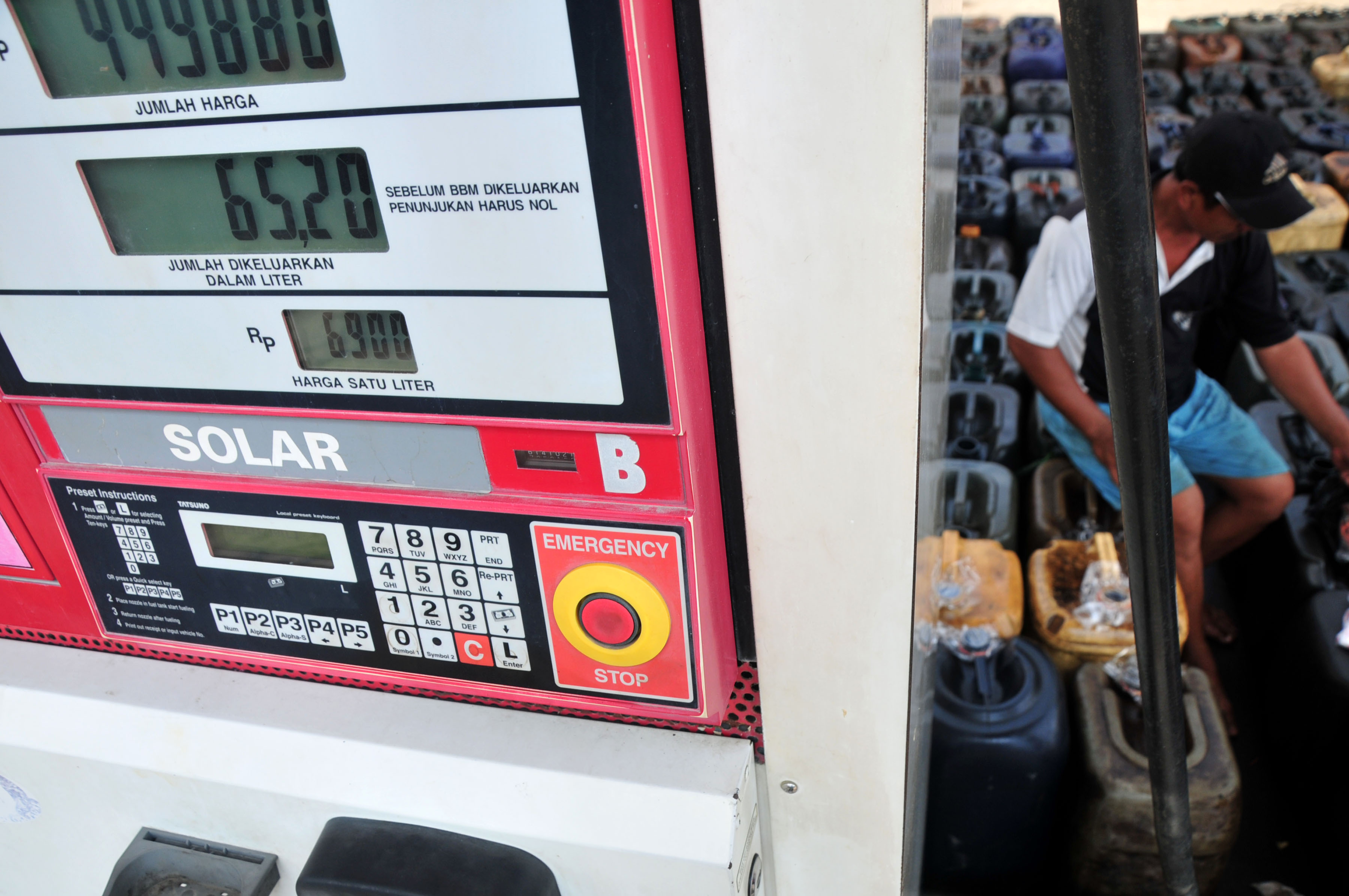 Nelayan kapal kecil menata jeriken saat antre pengisian BBM jenis solar di SBPN Pelabuhan Jongor, Tegal, Jawa Tengah, Sabtu (4/4).