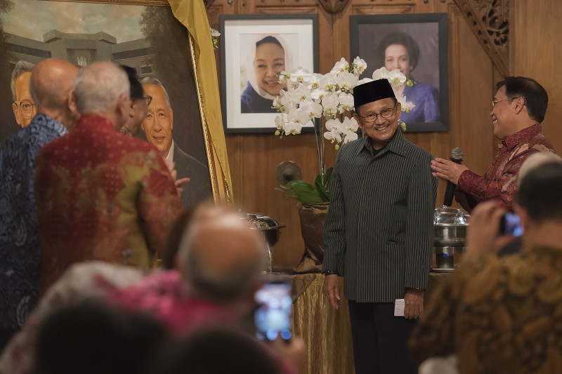 Presiden ke-3 RI B.J. Habibie (kedua kanan) didampingi Ketua Akademi Ilmu Pengetahuan Indonesia (AIPI) Sangkot Marzuki (kanan) menerima pengukuhan dirinya sebagai salah satu pendiri AIPI pada acara jamuan makan malam perayaan ulang tahun ke-25 AIPI di Kedi
