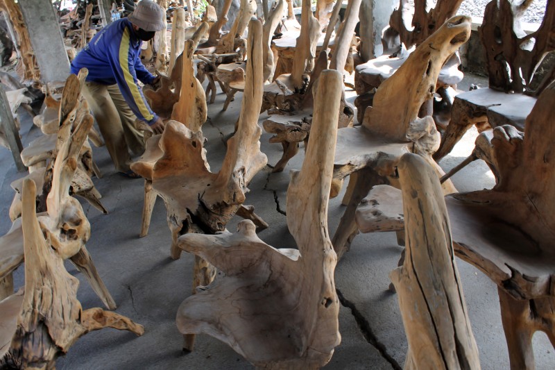 Perajin menyelesaikan pesanan perabot kursi berbahan dasar akar pohon Jati di Tulungagung, Jawa Timur, Jumat (29/5)