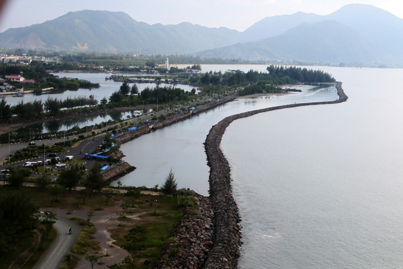 Foto udara infrastruktur tanggul pengaman dan pemecah ombak yang diabadikan dari Helikopter milik TNI di Banda Aceh, Aceh, Sabtu (30/5).