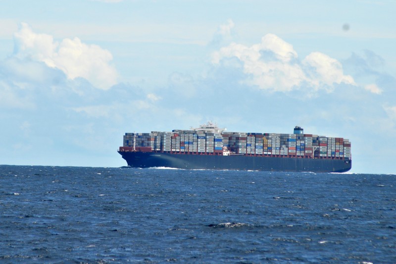 Kapal Maersk Effingham mengangkut peti kemas melintas di antara perairan Free port Sabang dan Pulau Rondo, wilayah terluar ujung barat Indonesia, Aceh, Kamis (21/5)