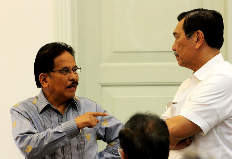 Menko Perekonomian Sofyan Djalil, Kepala Staff Kepresidenan Luhut Panjaitan dan Menko Kemaritiman Indroyono Soesilo Sedang Berdiskusi Jelang Rapat Terbatas Program Pembangunan Pembangkit Listrik 35
