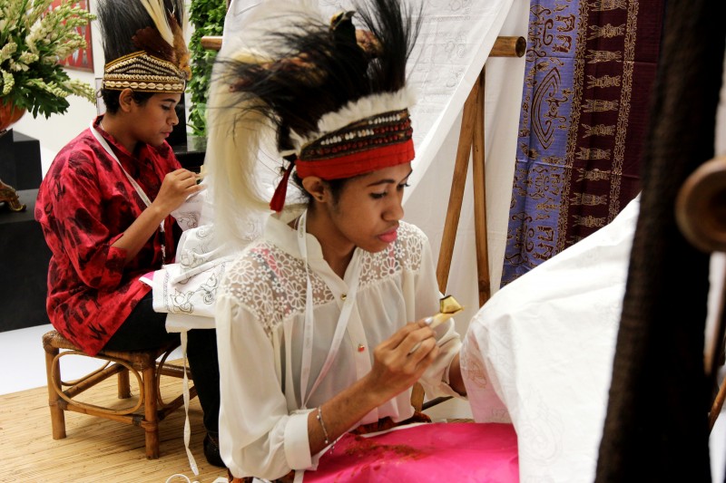 Pembatik Asal Raja Ampat Papua Barat Binaan PT Freeport Dalam Gelar Batik Nasional 2015 Plenarry Hall, Jakarta Convention Center, Senayan, Jakarta, Rabu 24 Juni 2015