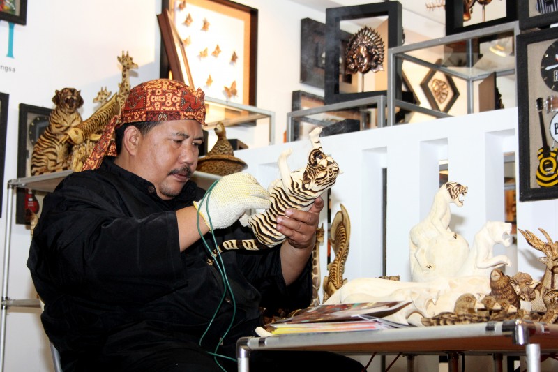 Perajin Ukiran Kayu Pada Pameran Inacraft 2015 Di Jakarta Convention Center 8-12 April 2015