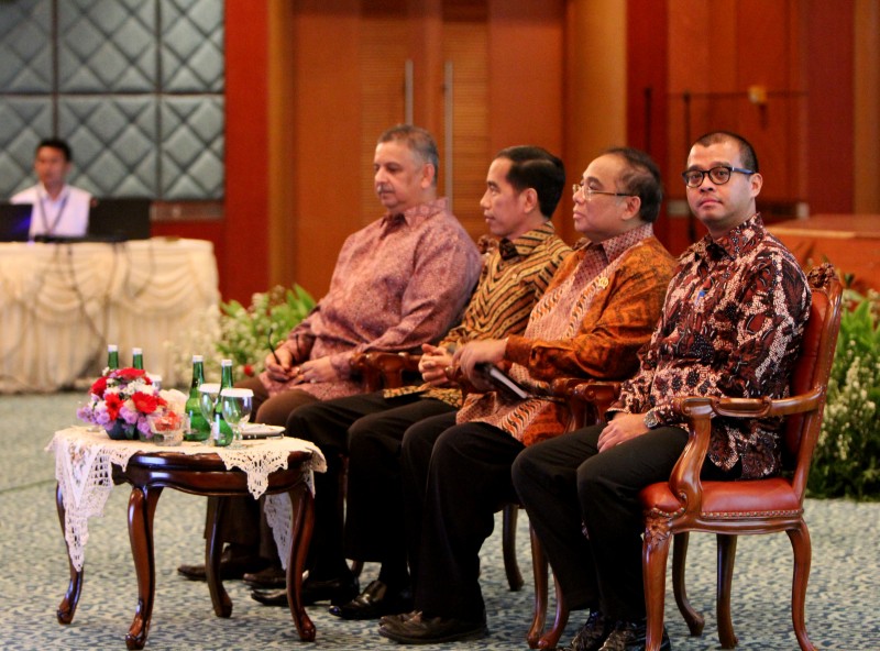 Presiden Jokowi Memberikan Pengarahan Dalam Upaya Pembangunan Mega Proyek Pembangkit Listrik 35 ribu megawatt Kepada Pejabat PLN Di Auditorium Kantor Pusat PLN, 7 April 2015