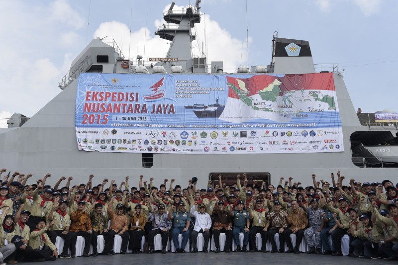 Wapres Jusuf Kalla (tengah duduk) berfoto bersama para peserta Ekspedisi Nusantara Jaya 2015 di Dermaga Komando Lintas Laut Militer Jakarta Utara, Senin (1/6).