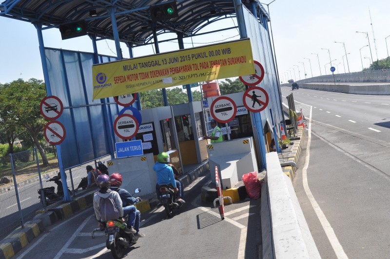 Sejumlah kendaraan roda dua melintas masuk Tol Jembatan Suramadu Surabaya, Jawa Timur, Sabtu (13/6).