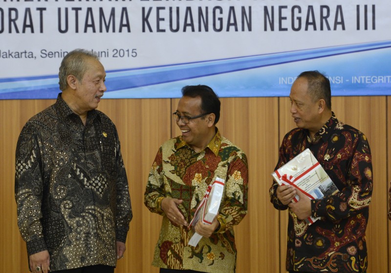 Menteri Sekretaris Negara Pratikno (tengah) dan Menteri Ristek dan Pendidikan Tinggi Muhammad Nasir (kanan) berbincang dengan anggota Badan Pemeriksa Keuangan (BPK) Eddy Mulyadi Soepardi (kiri) seusai penyerahan Laporan Hasil Pemeriksaan Atas Laporan Keu
