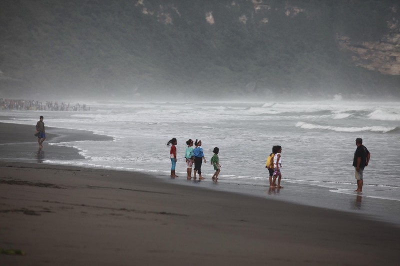 Pengunjung mengamati suasana Pantai Parangkusumo, Bantul, Yogyakarta, Selasa (9/6).