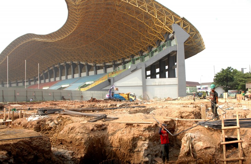 Pekerja tengah menyelesaikan proyek pengerjaan lanjutan Stadion Patriot Bekasi, Jawa Barat, Minggu (21/6).
