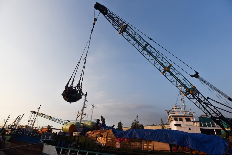 Sejumlah pekerja melakukan aktivitas bongkar muat di atas kapal di Pelabuhan Rakyat Kalimas, Surabaya, Jawa Timur, Senin (29/6)