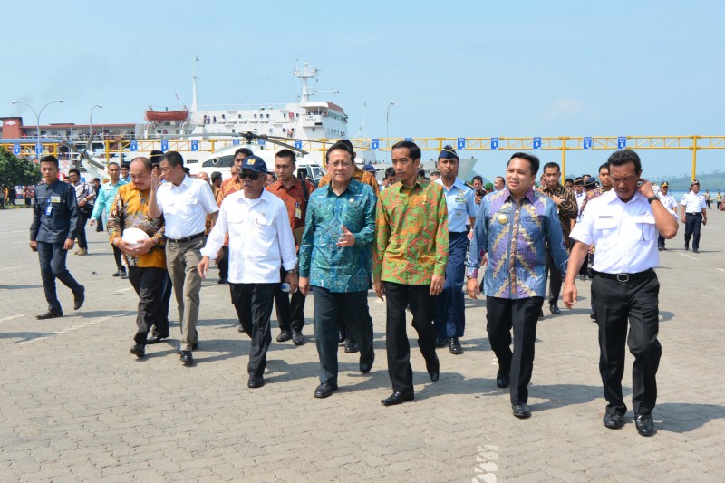 Presiden Joko Widodo (tengah) didampingi Ketua DPD Irman Gusman (keempat kiri), Menhub Ignasius Jonan (kedua kiri), MenPU dan Pera Basuki Hadimuljono (ketiga kiri), Gubernur Lampung M Ridho Ficardo (kedua kanan) meninjau kapal feri atau ro-ro (roll on roll