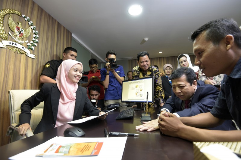 Ketua DPR, Setya Novanto (kedua kanan) bersama Ketua Badan Urusan Rumah Tangga (BURT), Roem Kono (tengah) mendampingi warga melaporkan keluhan usai meresmikan Ruang Pelayanan Terpadu Pengaduan Masyarakat dan Informasi Publik di Kompleks Parlemen Senayan