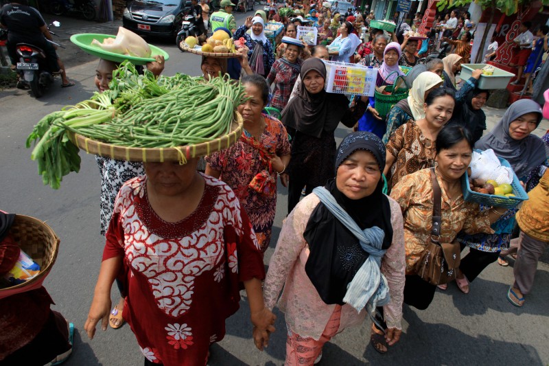 Pedagang dari Pasar Rakyat Tanggul Solo mengikuti Kirab Boyongan Pasar untuk menempati kios dan los pasar setempat yang telah direnovasi, Solo, Jawa Tengah, Senin (1/6)