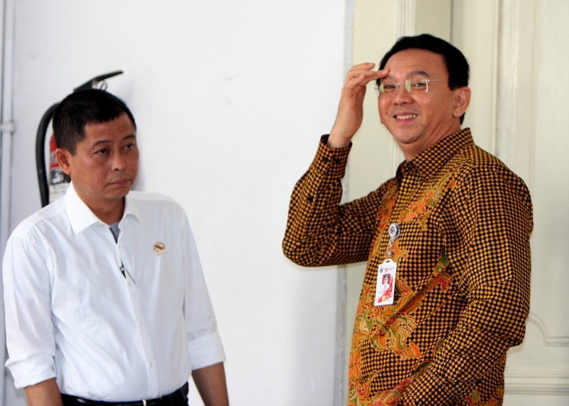 Gubernur DKI Jakarta Basuki Tjahja Purnama Bersama Menteri Perhubungan Ignasius Jonan Sedang Berdiskusi Sebelum Rapat Terbatas Membahas Pembangunan LRT Di Kantor Presiden, 13 Juli 2015