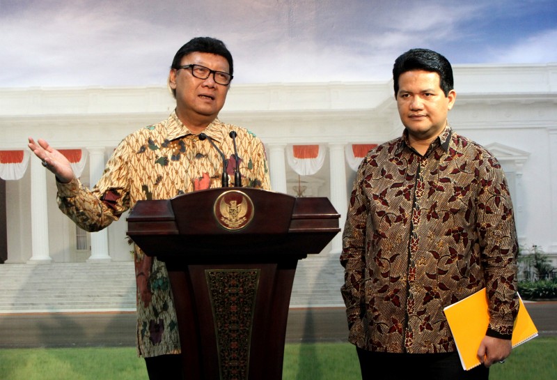 Menteri Dalam Negeri Tjahjo Kumolo Bersama Dengan Ketua KPU Husni Kamil Manik Saat Memberikan Keterangan Pers Di Kantor Presiden Mengenai Pelaksanaan Pilkada Serentak Pada 9 Desember 2015, 23 Juli 2015