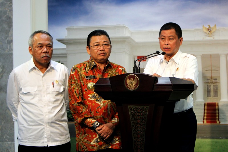 Menteri Perhubungan Ignasius Jonan Memberikan Keterangan Pers Usai Rapat Terbatas MengenaiTerminal Barang Entikong, 7 Juli 2015