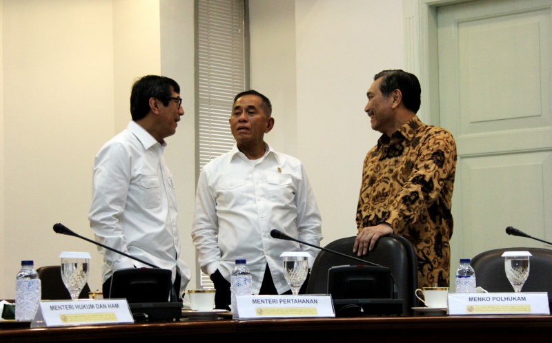Menteri Pertahanan Ryamizard Ryacudu Bersama Menteri Hukum dan HAM Yasonna Laoly Dan Kepala Staff Kepresidenan Luhut Panjaitan Dalam Rapat Terbatas Membahas Persiapan KAA Di Kantor Presiden, 2 April 2015