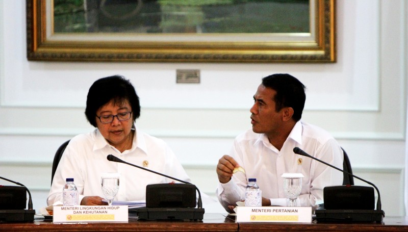 Menteri Pertanian Amran Sulaiman Bersama Menteri Lingkungan Hidup dan Kehutanan Siti Nurbaya Dalam Rapat Membahas Perluasan Lahan Pertanian Dan Perkebunan Di Kantor Presiden, 8 April 2015
