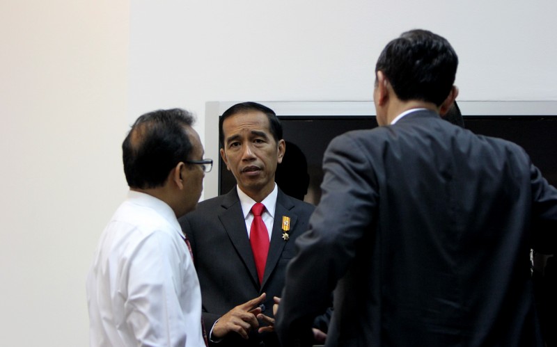 Presiden Joko Widodo Sedang Berdiskusi Dengan Beberapa Menteri Sebelum Rapat Terbatas Membahas Pembentukan Daerah Otonomi Baru Di Kantor Presiden, 8 Juli 2015