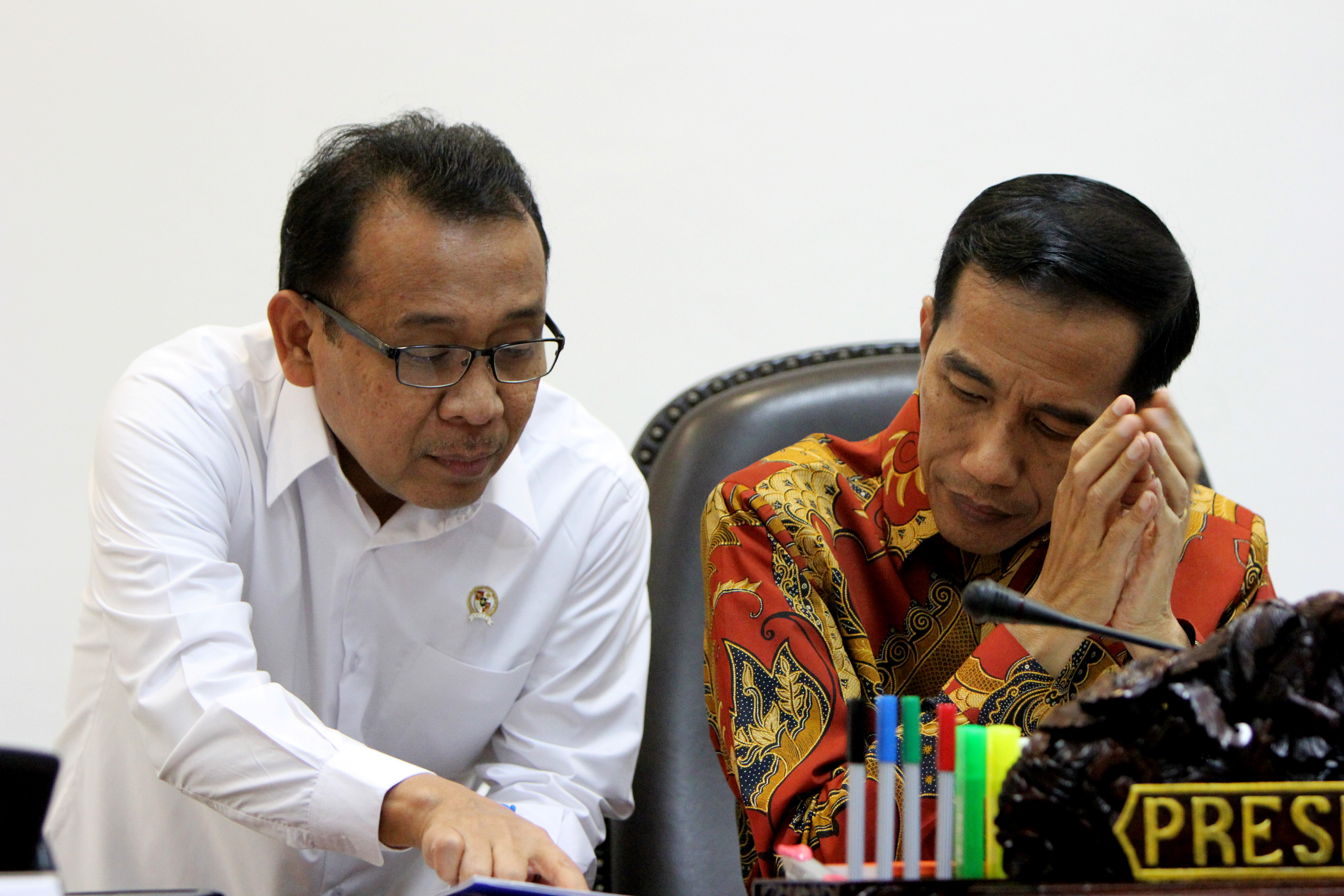 Presiden Joko Widodo Sedang Mendengarkan Penjelasan Menteri Sekretaris Negara Pratikno Dalam RapatTerbatas Mengenai Penyaluran Dana Sosial Di Kantor Presiden, 7 Juli 2015