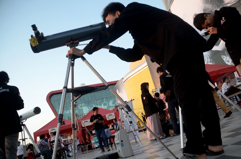 Komunitas Astronom Amatir Makassar melakukan pengamatan di langit belahan barat