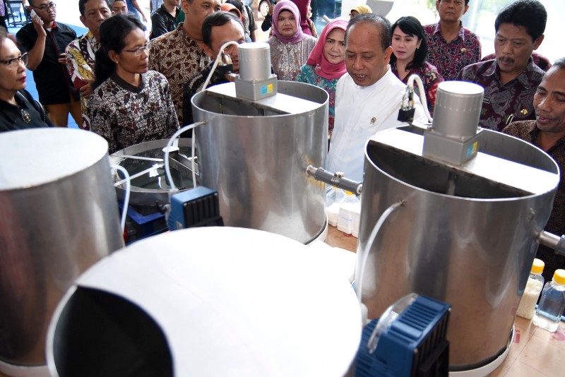 Menristek Dikti Muhammad Nasir (kelima kanan) didampingi sejumlah civitas akademi mengamati teknologi tepat guna berupa alat penyaring air laut disela peresmian Techno Park di UPN