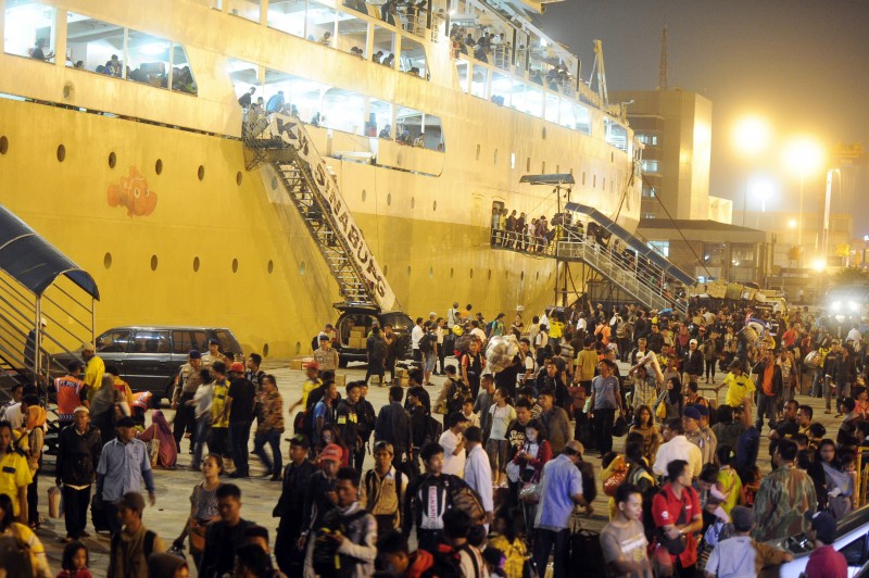 Pemudik turun dari KM Sinabung yang baru bersandar di Pelabuhan Tanjung Priok Jakarta, Jumat (10/7)