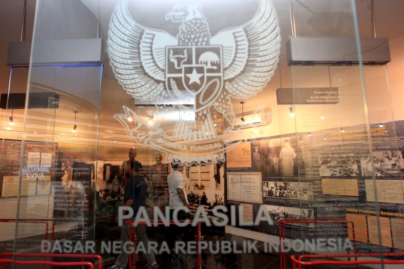 Pengunjung mengamati foto sejarah Indonesia di Museum Arsip Nasional Republik Indonesia, Jakarta, Rabu (22/7)