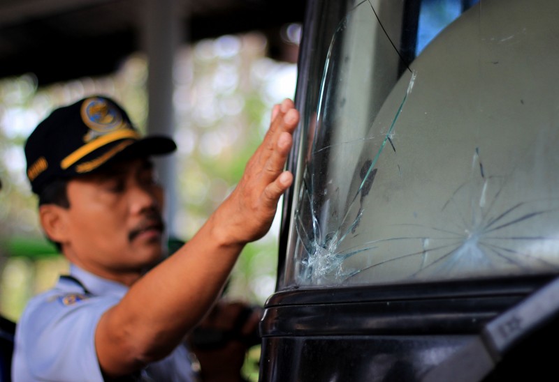 Petugas Dinas Perhubungan memeriksa bus angkutan lebaran di Terminal Kepuhsari Jombang, Jawa Timur, Kamis (2/7).