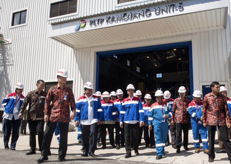 Presiden Joko Widodo (tengah) mengunjungi instalasi Pembangkit Listrik Tenaga Panas Bumi (PLTP) Kamojang Unit 5 yang berkapasitas 1 x 35 MW seusai diresmikan di Garut, Jawa Barat, Minggu (5/7)