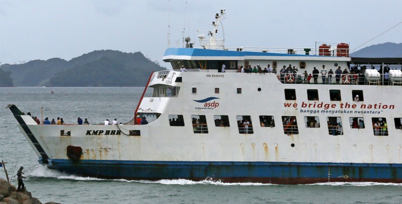 Kapal Muatan Penumpang (KMP) BRR yang membawa pemudik dan wisatawan dari pulau Weh Sabang memasuki area pelabuhan Ulee Lheu, Banda Aceh, Aceh, Minggu (19/7).