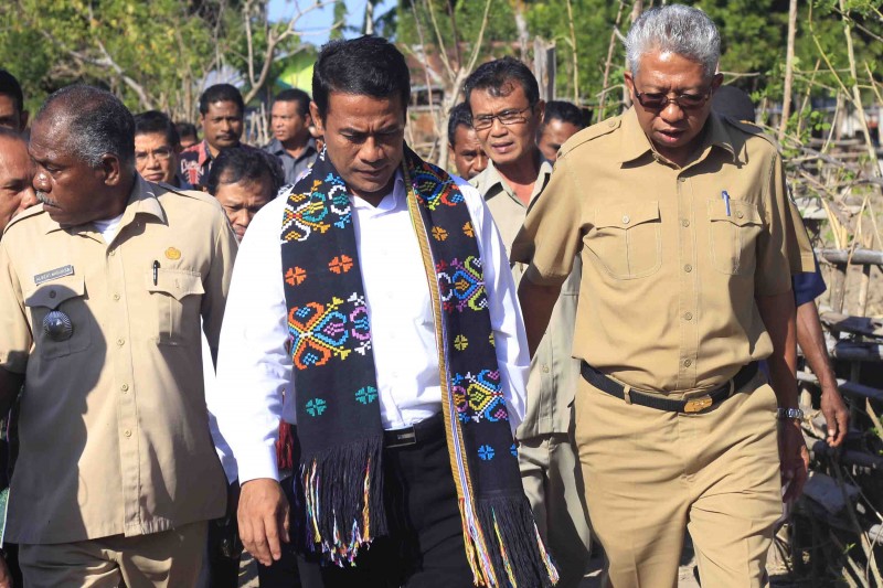 Menteri Pertanian (Mentan) RI Amran Sulaiman (tengah) didampingi oleh Bupati Tumur Tengah Selatan (TTS) Paul Mella (kanan) saat meninjau daerah rawan pangan di desa Oebelo Kecamatan Amanuban Selatan,Kabupaten TTS, NTT, Kamis (2/7).