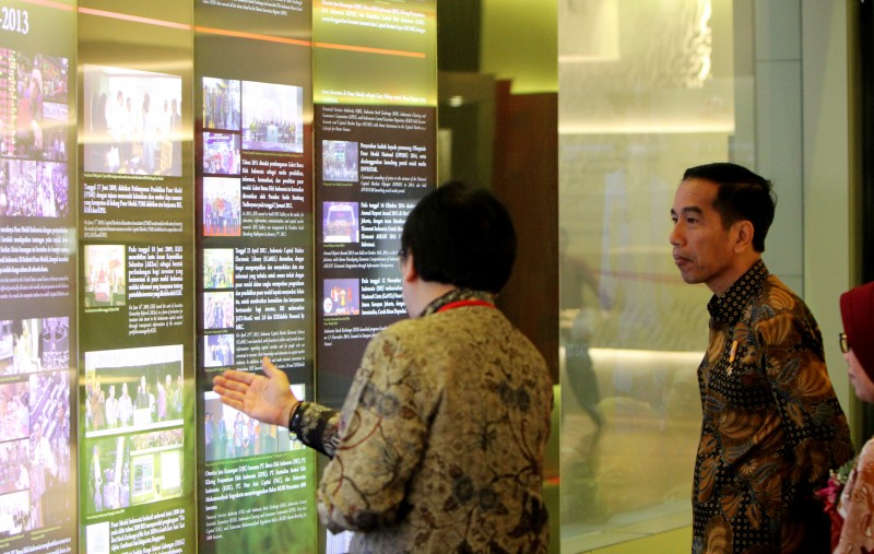 Dirut BEI Tito Sulistio Berikan Penjelasan Mengenai Sejarah Pasar Modal Indonesia Kepada Presiden Jokowi Usai Peresmian Peringatan 38 Tahun Diaktifkannya Pasar Modal Indonesia Di BEI, 10 Agustus 2015