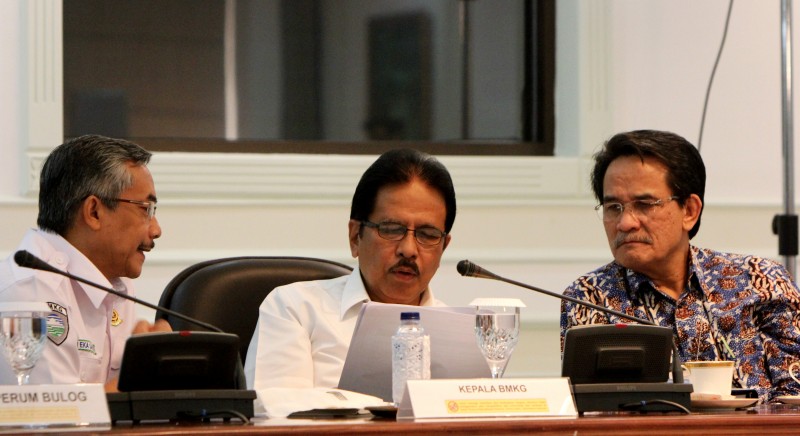 Menteri Koordinator Perekonomian Sofyan Djalil Sedang Berdiskusi Bersama Kepala BPS dan Kepala Perum Bulog Dalam Rapat Terbatas Membahas El Nino Di Kantor Presiden, 6 Agustus 2015