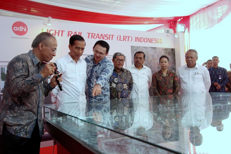 Gubernur DKI Jakarta Basuki Tjahja Purnama Sedang Menjelaskan Lintas Layanan LRT Kepada Presiden Joko Widodo