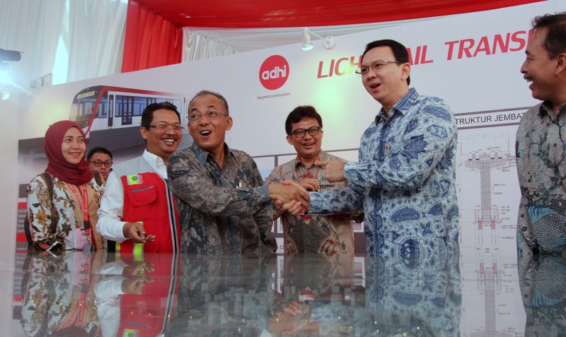 Gubernur DKI Jakarta Basuki Tjahja Purnama dan Dirut Adhi Karya Kiswodarmawan Saat Groundbreaking LRT di Pintu Tol Taman AnggrekTMII, Jakarta Timur